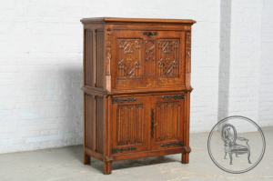 картинка Антикварный шкаф салоне старинных вещей "Шебби" являющийся официальным дистрибьютором в России и Беларуси