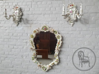 Старинное зеркало и 2 бра, изготовленные из белоснежного фарфора с путти код. BE4142428