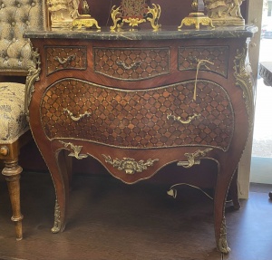 картинка Старинный комод на с позолоченными накладками и ручками салоне старинных вещей "Шебби" являющийся официальным дистрибьютором в России и Беларуси