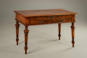 картинка Антикварный ореховый письменный стол салоне старинных вещей "Шебби" являющийся официальным дистрибьютором в России и Беларуси