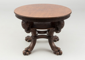 картинка Антикварный кофейный столик салоне старинных вещей "Шебби" являющийся официальным дистрибьютором в России и Беларуси