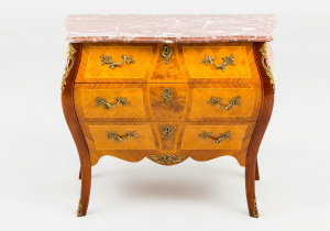 картинка Старинный комод салоне старинных вещей "Шебби" являющийся официальным дистрибьютором в России и Беларуси