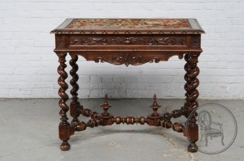 Антикварный письменный стол со столешницей, отделанной гобеленом код. BE4097677