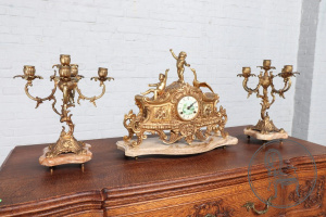 картинка Старинные каминные часы с канделябрами (2 шт.) салоне старинных вещей "Шебби" являющийся официальным дистрибьютором в России и Беларуси