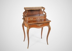 картинка Антикварное бюро Bonheur du jour (с франц. — «дневное наслаждение») салоне старинных вещей "Шебби" являющийся официальным дистрибьютором в России и Беларуси