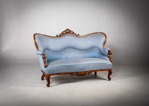 картинка Антикварный двухместный диван (козетка) с каркасом из красного дерева салоне старинных вещей "Шебби" являющийся официальным дистрибьютором в России и Беларуси