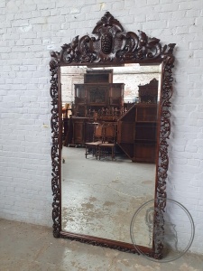 картинка Антикварное дубовое зеркало с резной короной салоне старинных вещей "Шебби" являющийся официальным дистрибьютором в России и Беларуси