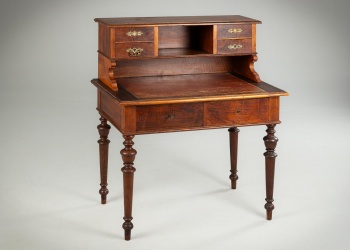 Антикварный письменный стол, оснащенный надстройкой над столешницей с полками и ящиками код.&nbsp;RM4117981