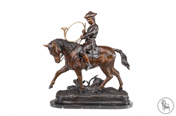 Антикварная бронзовая скульптура в виде всадника с трубой, подписана Benje код. VS66216