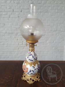 картинка Антикварная французская фарфоровая керосиновая лампа салоне старинных вещей "Шебби" являющийся официальным дистрибьютором в России и Беларуси