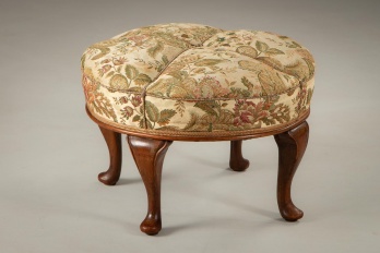 Старинный изящный пуфик с гобеленовой обивкой код. RM4101560