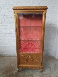 Антикварная витрина с резными лентами и цветами код. BE4101751