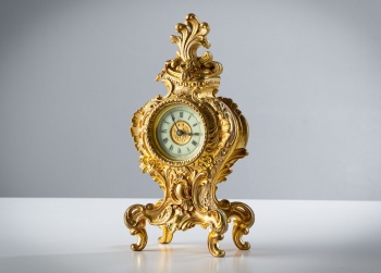 Антикварные часы из позолоченной бронзы, украшенные цветочными и лиственными мотивами код.&nbsp;RM4164425