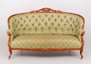 картинка Старинная софа салоне старинных вещей "Шебби" являющийся официальным дистрибьютором в России и Беларуси