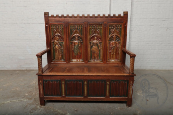 Антикварная дубовая скамейка в готическом стиле с изображением мужских и женских фигур код. BE107528