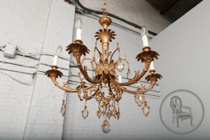 картинка Старинная бронзовая люстра с декором в виде пальметты салоне старинных вещей "Шебби" являющийся официальным дистрибьютором в России и Беларуси
