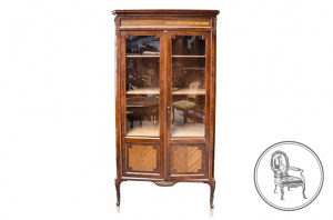 картинка Антикварная витрина салоне старинных вещей "Шебби" являющийся официальным дистрибьютором в России и Беларуси