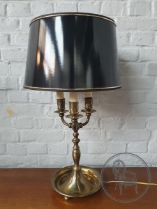 картинка Старинная латунная настольная лампа салоне старинных вещей "Шебби" являющийся официальным дистрибьютором в России и Беларуси