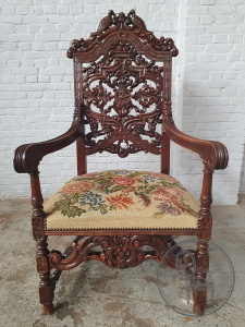 картинка Антикварное кресло с рельефной резьбой, декорированное маскаронами и медальоном салоне старинных вещей "Шебби" являющийся официальным дистрибьютором в России и Беларуси