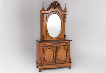 Антикварный комод в стиле Барокко с резными декоративными элементами и фигурным навершием код. RM4101052