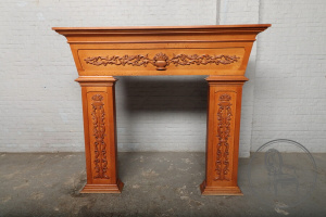 картинка Старинный каминный портал из дуба с растительным орнаментом салоне старинных вещей "Шебби" являющийся официальным дистрибьютором в России и Беларуси