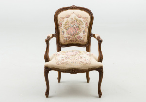 картинка Старинное кресло салоне старинных вещей "Шебби" являющийся официальным дистрибьютором в России и Беларуси