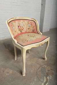 картинка Антикварное кресло салоне старинных вещей "Шебби" являющийся официальным дистрибьютором в России и Беларуси