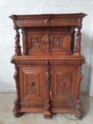 Антикварный дубовый поставец с объемной антропоморфной резьбой код. BE4164432