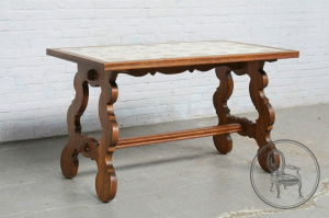 картинка Антикварный стол салоне старинных вещей "Шебби" являющийся официальным дистрибьютором в России и Беларуси