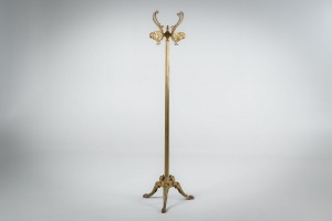 картинка Антикварная напольная вешалка из латуни салоне старинных вещей "Шебби" являющийся официальным дистрибьютором в России и Беларуси
