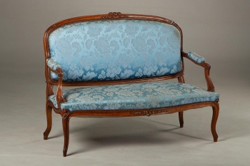 Антикварная скамейка из бука с голубой обивкой код.&nbsp;RM4165034