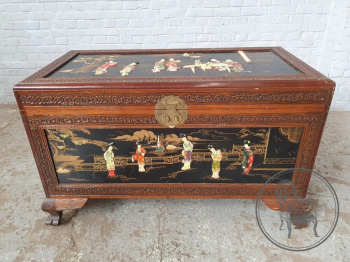 Старинный сундук в ориентальном стиле декорированный натуральным камнем код. BE3259458