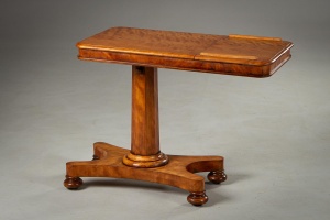 картинка Старинный приставной столик салоне старинных вещей "Шебби" являющийся официальным дистрибьютором в России и Беларуси