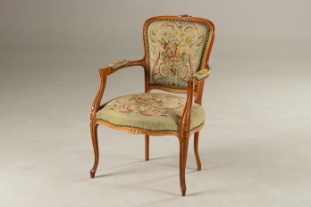 Старинное кресло с гобеленом с цветочным узором код. RM4101668