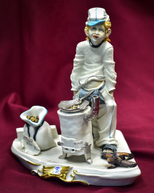 Фарфоровая статуэтка Capodimonte "Продавец жареных каштанов" код. BL16/1