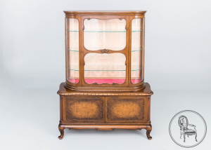 картинка Старинный посудный шкаф салоне старинных вещей "Шебби" являющийся официальным дистрибьютором в России и Беларуси