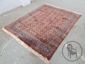 картинка Антикварный иранский шерстяной ковер салоне старинных вещей "Шебби" являющийся официальным дистрибьютором в России и Беларуси
