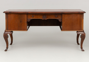 картинка Старинный письменный стол салоне старинных вещей "Шебби" являющийся официальным дистрибьютором в России и Беларуси