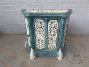 картинка Антиеварная чугунная печь с эмалью салоне старинных вещей "Шебби" являющийся официальным дистрибьютором в России и Беларуси