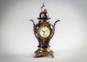 Антикварные каминные часы из фарфора, декорированные тонкой золоченой бронзой код. RM4145834