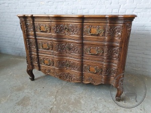 картинка Дубовый комод с фигурными филенками в Льежском стиле салоне старинных вещей "Шебби" являющийся официальным дистрибьютором в России и Беларуси