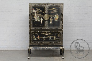 картинка Старинный комод в китайском стиле салоне старинных вещей "Шебби" являющийся официальным дистрибьютором в России и Беларуси