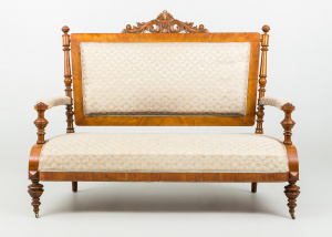 картинка Антикварная скамья салоне старинных вещей "Шебби" являющийся официальным дистрибьютором в России и Беларуси