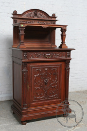 Антикварный ореховый комод с растительным орнаментом и мифологическими маскаронами код. BE107589