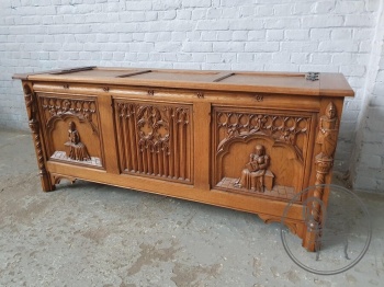 Антикварный дубовый сундук с резьбой в готическом стиле код. BE4137673