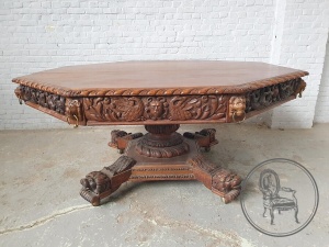 картинка Антикварный стол в стиле Ренессанс, декорированный маскаронами и ножками в виде лап животных салоне старинных вещей "Шебби" являющийся официальным дистрибьютором в России и Беларуси