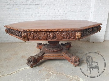 Антикварный стол в стиле Ренессанс, декорированный маскаронами и ножками в виде лап животных код.&nbsp;BE4161629