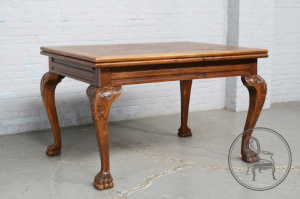 картинка Антикварный стол салоне старинных вещей "Шебби" являющийся официальным дистрибьютором в России и Беларуси