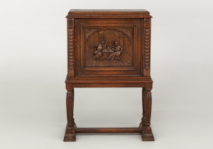 картинка Старинная тумбочка салоне старинных вещей "Шебби" являющийся официальным дистрибьютором в России и Беларуси