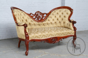 картинка Антикварная козетка салоне старинных вещей "Шебби" являющийся официальным дистрибьютором в России и Беларуси